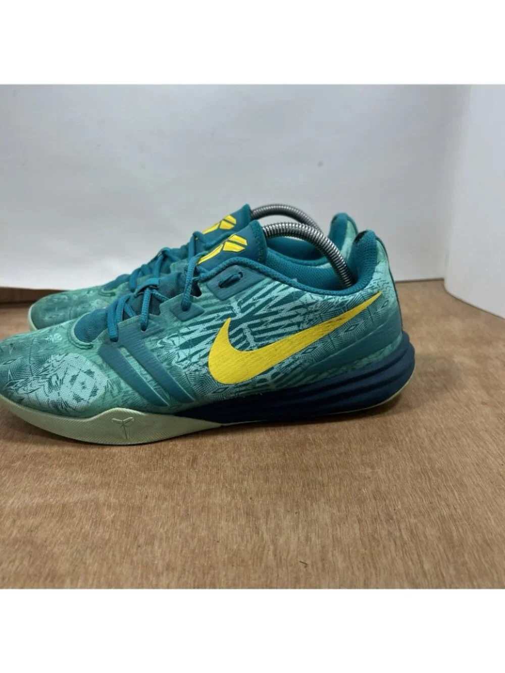 Nike Kobe Mentality Mens Size 10 Athletic Basketball Sneakers Easter